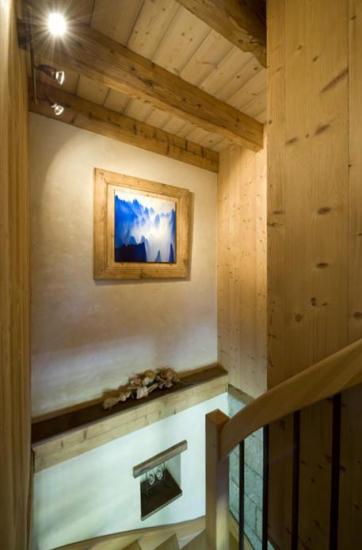 escalier de bois entre la pièce principale et les chambres